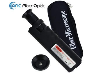 Il termine a fibra ottica del connettore foggia l'ispezione a fibra ottica tenuta in mano del microscopio